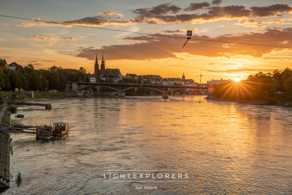 Basel Skyline mit Blick auf St. Alban bei Nacht — Stadtfotografie